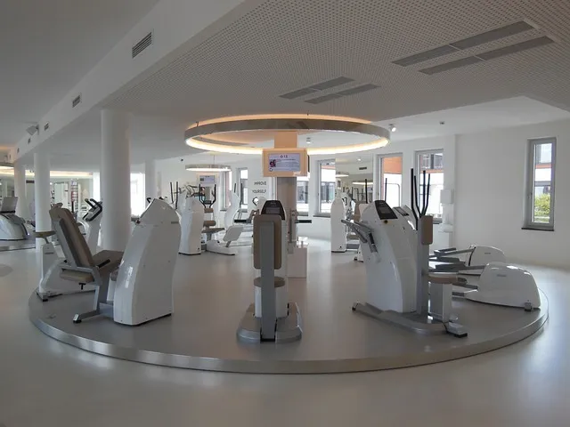 【筋力トレーニングVS有酸素運動】ダイエットに効果的なのはどっち｜札幌 桑園 パーソナルジム