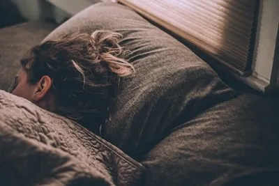 ショートスリープは健康的？睡眠不足が集中力・疲労・食欲に与える影響